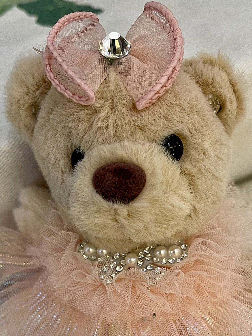 Porte-clés ourson en peluche rose poudré avec jupe en tulle scintillante et collier de perles, style shabby chic et romantique