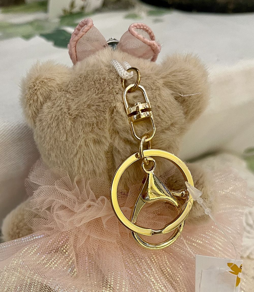 Porte-clés ourson en peluche rose poudré avec jupe en tulle scintillante et collier de perles, style shabby chic et romantique