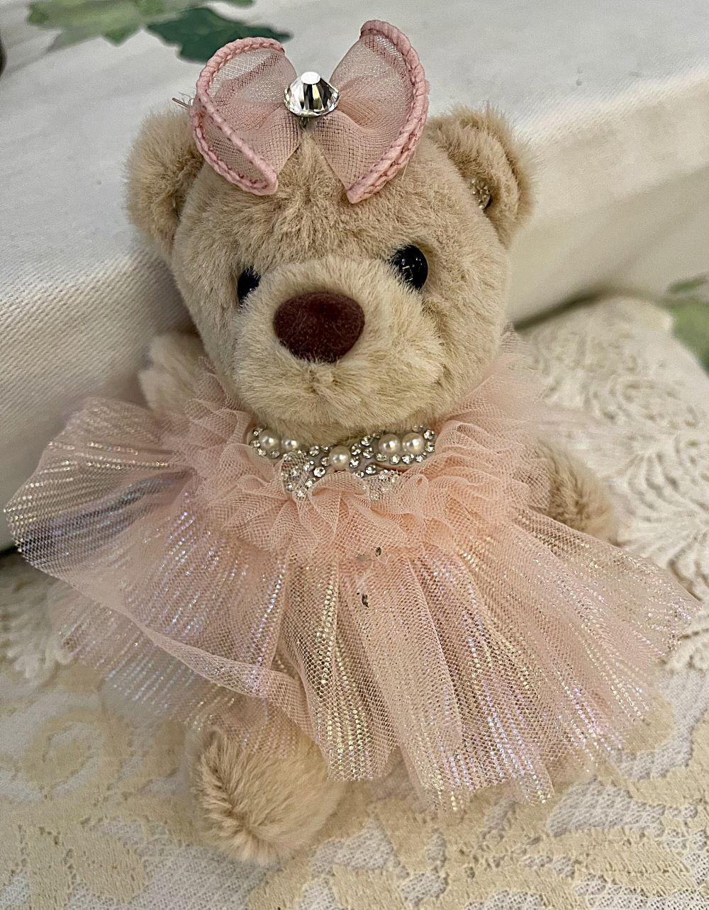 Porte-clés ourson en peluche rose poudré avec jupe en tulle scintillante et collier de perles, style shabby chic et romantique