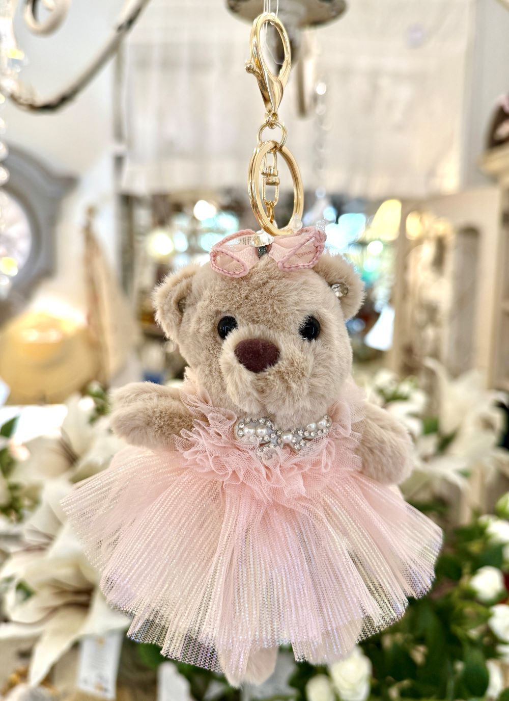Porte-clés ourson en peluche rose poudré avec jupe en tulle scintillante et collier de perles, style shabby chic et romantique