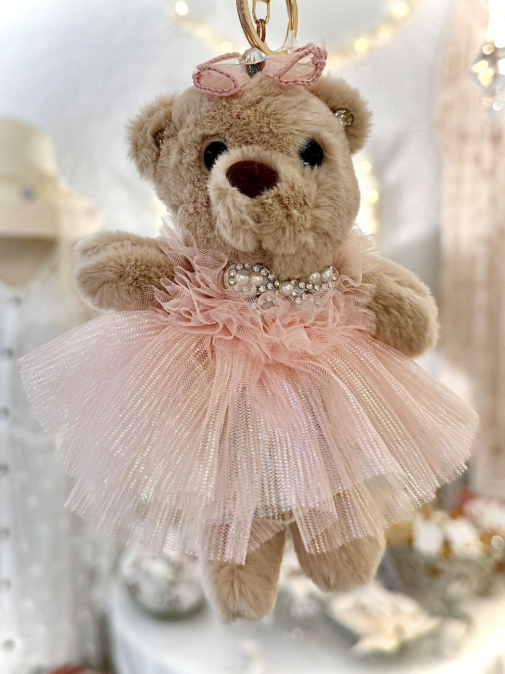 Porte-clés ourson en peluche rose poudré avec jupe en tulle scintillante et collier de perles, style shabby chic et romantique