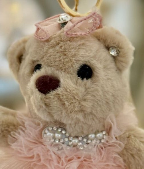 Porte-clés ourson en peluche rose poudré avec jupe en tulle scintillante et collier de perles, style shabby chic et romantique