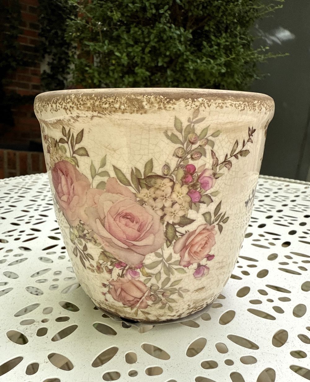 Pot décoratif en céramique style shabby chic avec motif de roses anglaises dans les tons crème, rose poudré et vert, pour une ambiance romantique et poétique