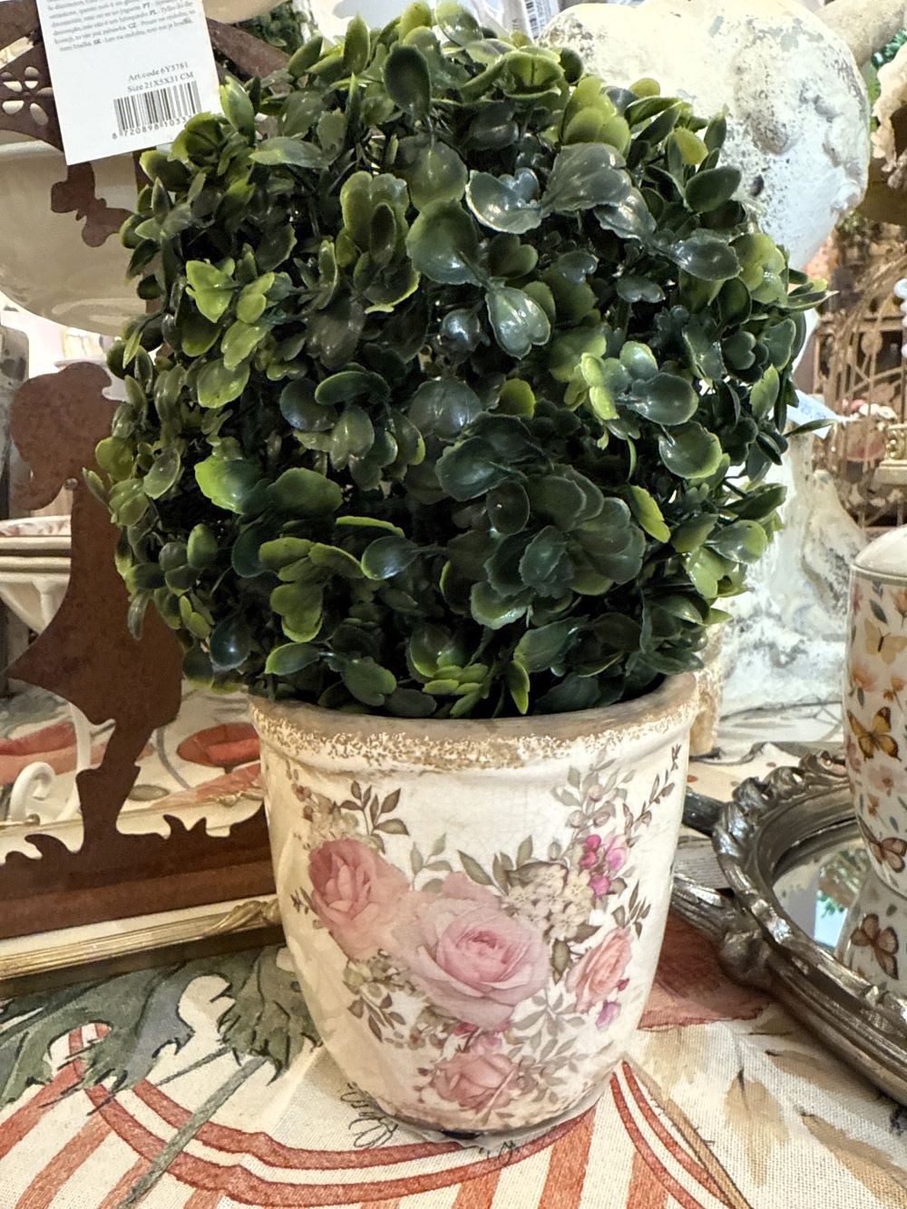 Pot décoratif en céramique style shabby chic avec motif de roses anglaises dans les tons crème, rose poudré et vert, pour une ambiance romantique et poétique