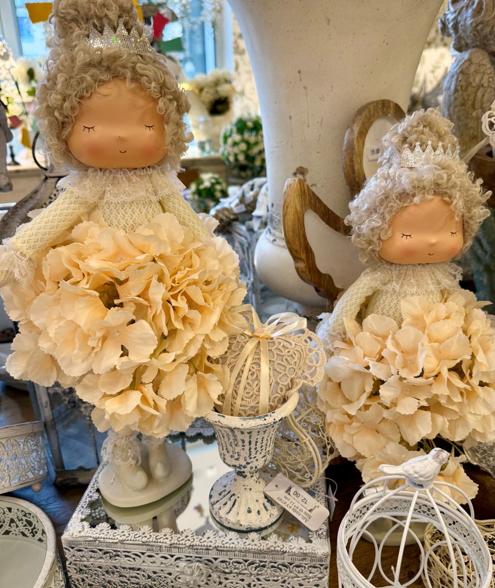 Poupée décorative 38 cm Hortensia Saumon avec robe fleurie en teinte saumon poudré, style romantique shabby chic et ambiance poétique féérique pour décoration de charme