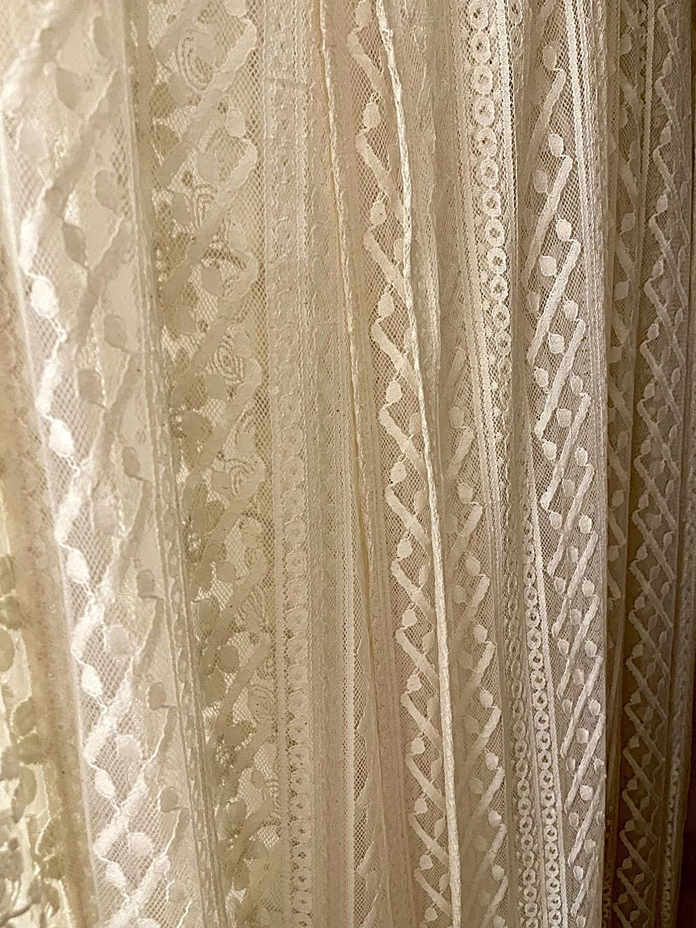 Rideau en dentelle Blanc Mariclo ivoire à nouettes, 140x290 cm, style romantique shabby chic et décoration poétique