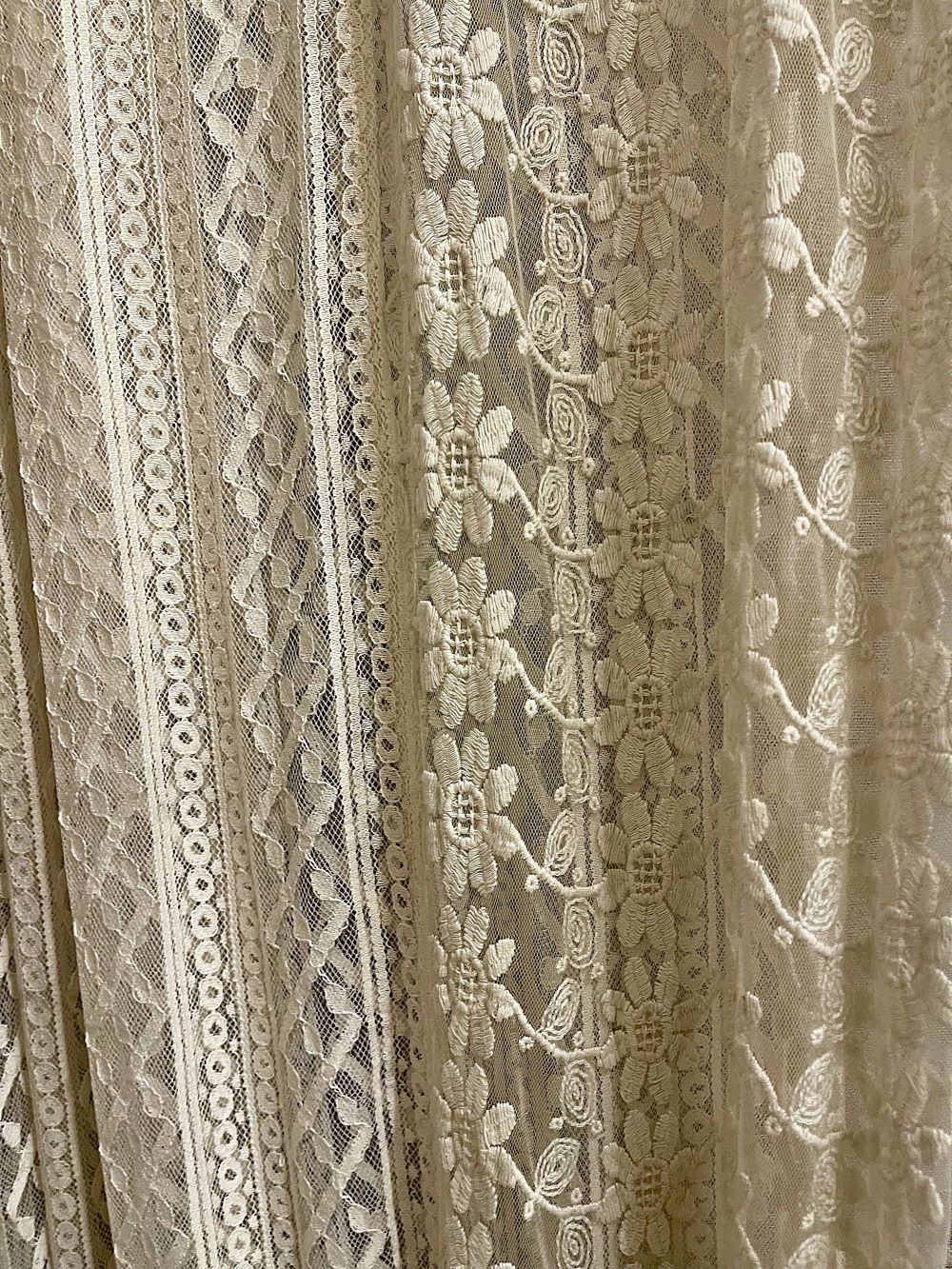 Rideau en dentelle Blanc Mariclo ivoire à nouettes, 140x290 cm, style romantique shabby chic et décoration poétique