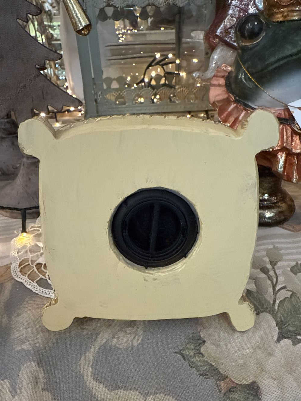 Tirelire décorative en forme de chat couronné, couleurs beige, doré et marron, style shabby chic romantique et poétique, posée sur un coussin élégant