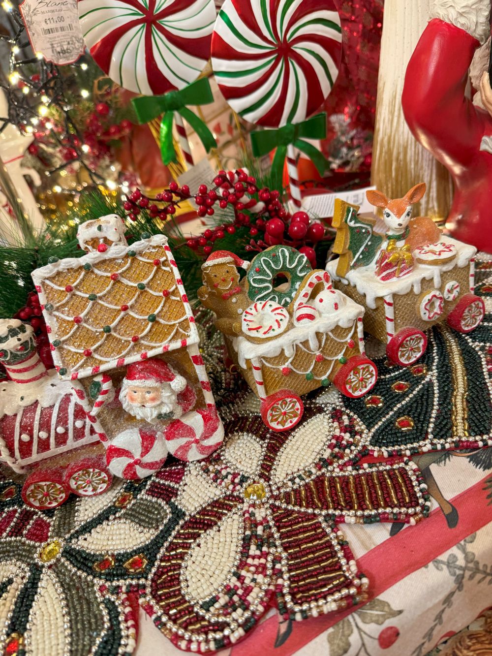 Train Enchanté du Père Noël décoratif inspiré du pain d’épices, avec wagons colorés rouge, blanc et vert, et personnages festifs dans un style féérique et romantique
