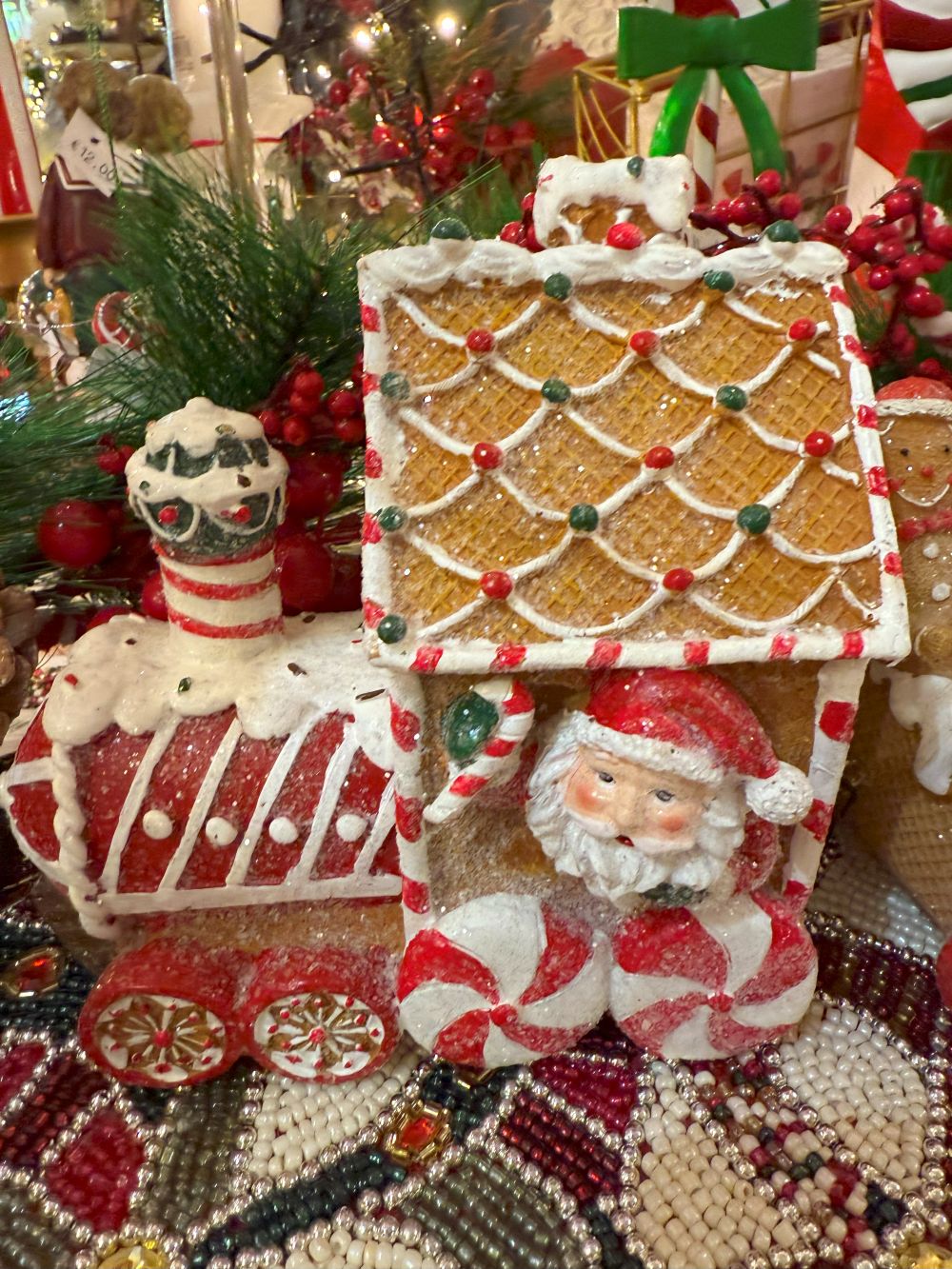 Train Enchanté du Père Noël décoratif inspiré du pain d’épices, avec wagons colorés rouge, blanc et vert, et personnages festifs dans un style féérique et romantique