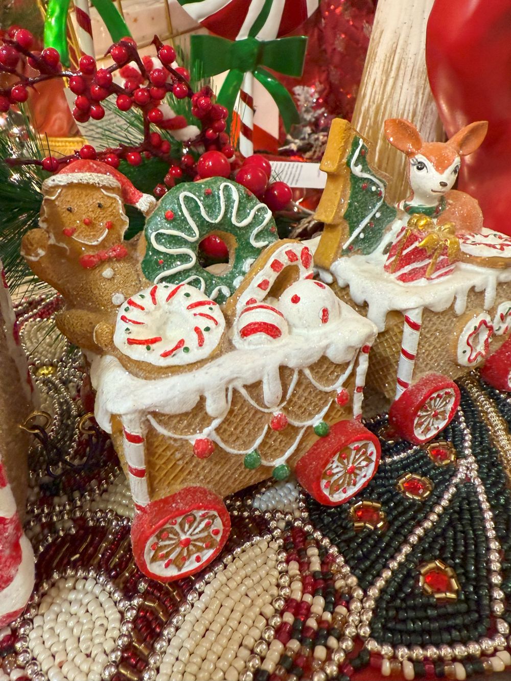 Train Enchanté du Père Noël décoratif inspiré du pain d’épices, avec wagons colorés rouge, blanc et vert, et personnages festifs dans un style féérique et romantique
