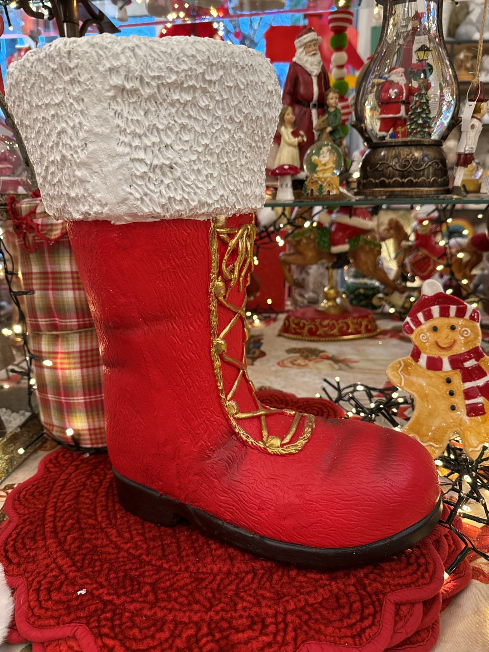 Vase décoratif en forme de botte du Père Noël rouge, blanche et dorée, grande décoration de Noël au style chaleureux, féérique et traditionnel