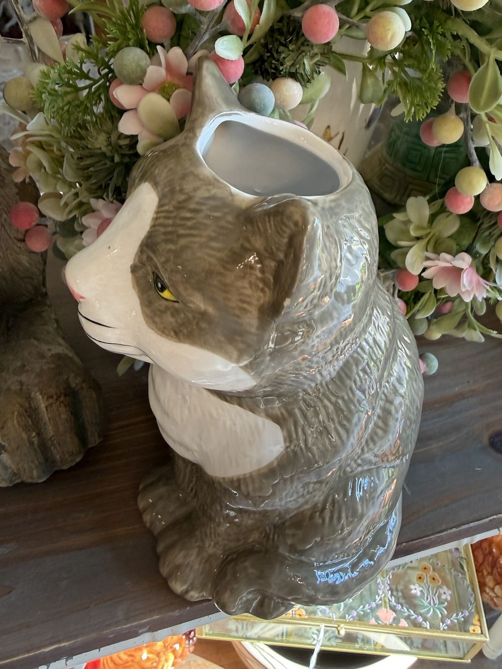 Vase en forme de chat en faïence gris et blanc avec détails roses, style décoration romantique shabby chic, objet décoratif poétique avec fleurs