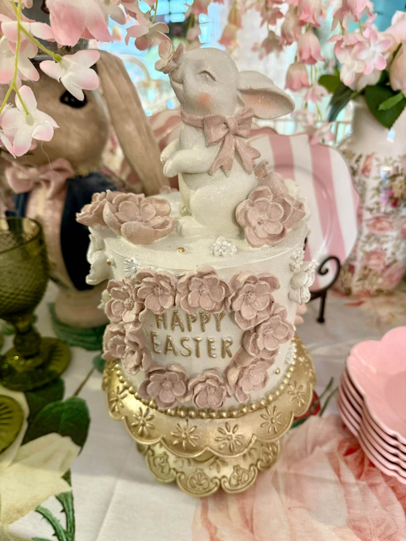 Wedding Easter Cake avec lapin blanc, fleurs roses et socle doré – décoration de Pâques romantique 17,8 x 17,8 x 32 cm