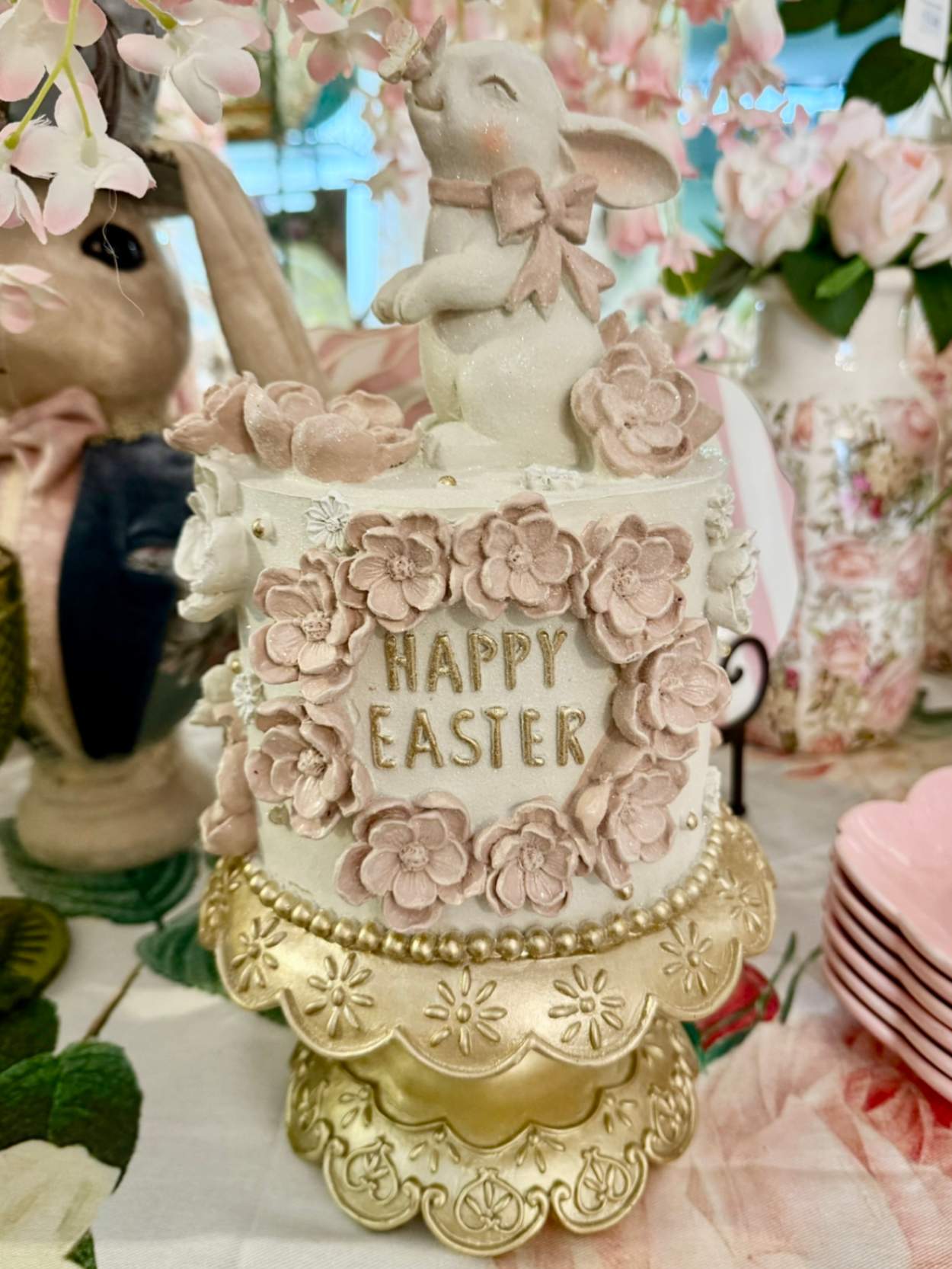Wedding Easter Cake avec lapin blanc, fleurs roses et socle doré – décoration de Pâques romantique 17,8 x 17,8 x 32 cm