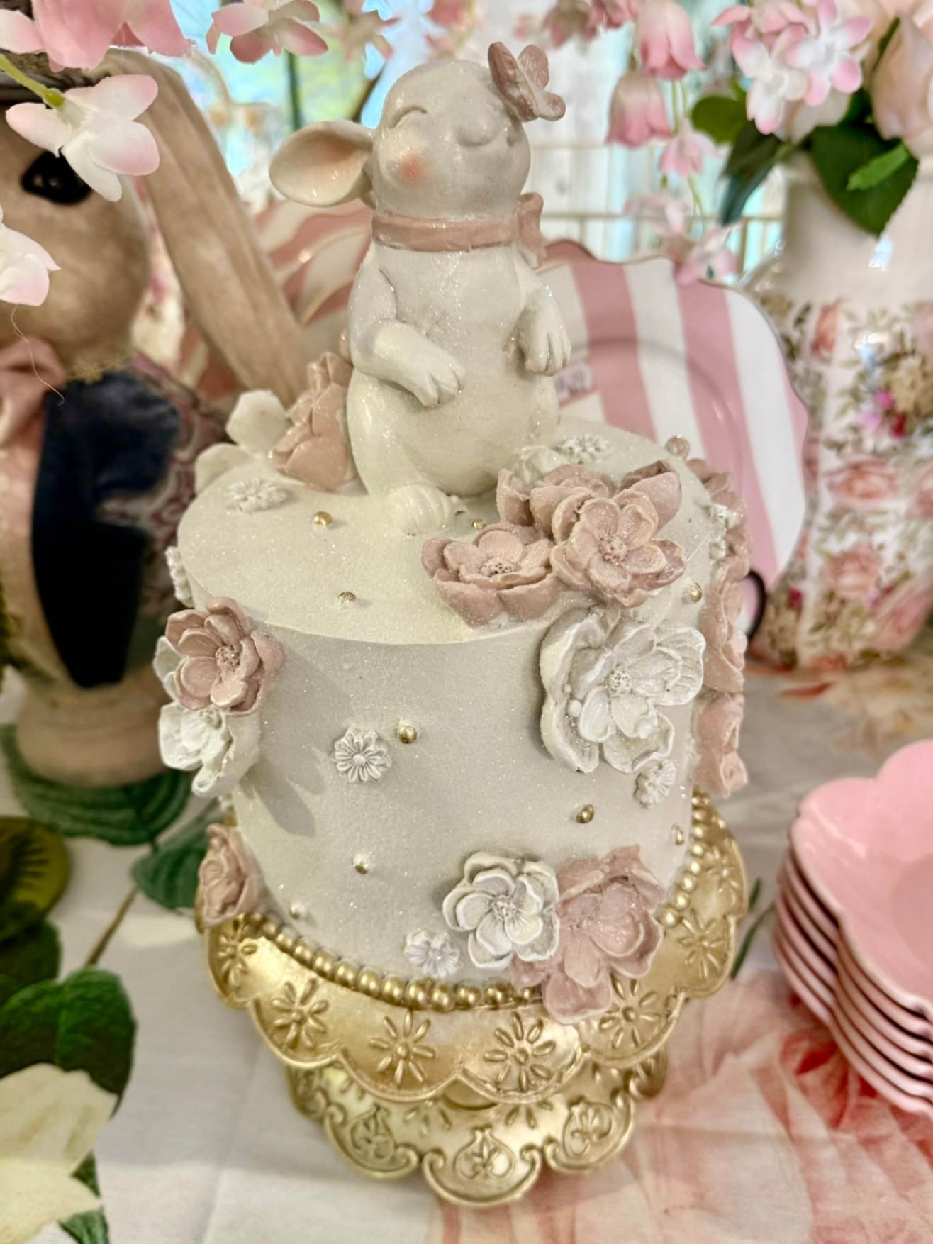 Wedding Easter Cake avec lapin blanc, fleurs roses et socle doré – décoration de Pâques romantique 17,8 x 17,8 x 32 cm