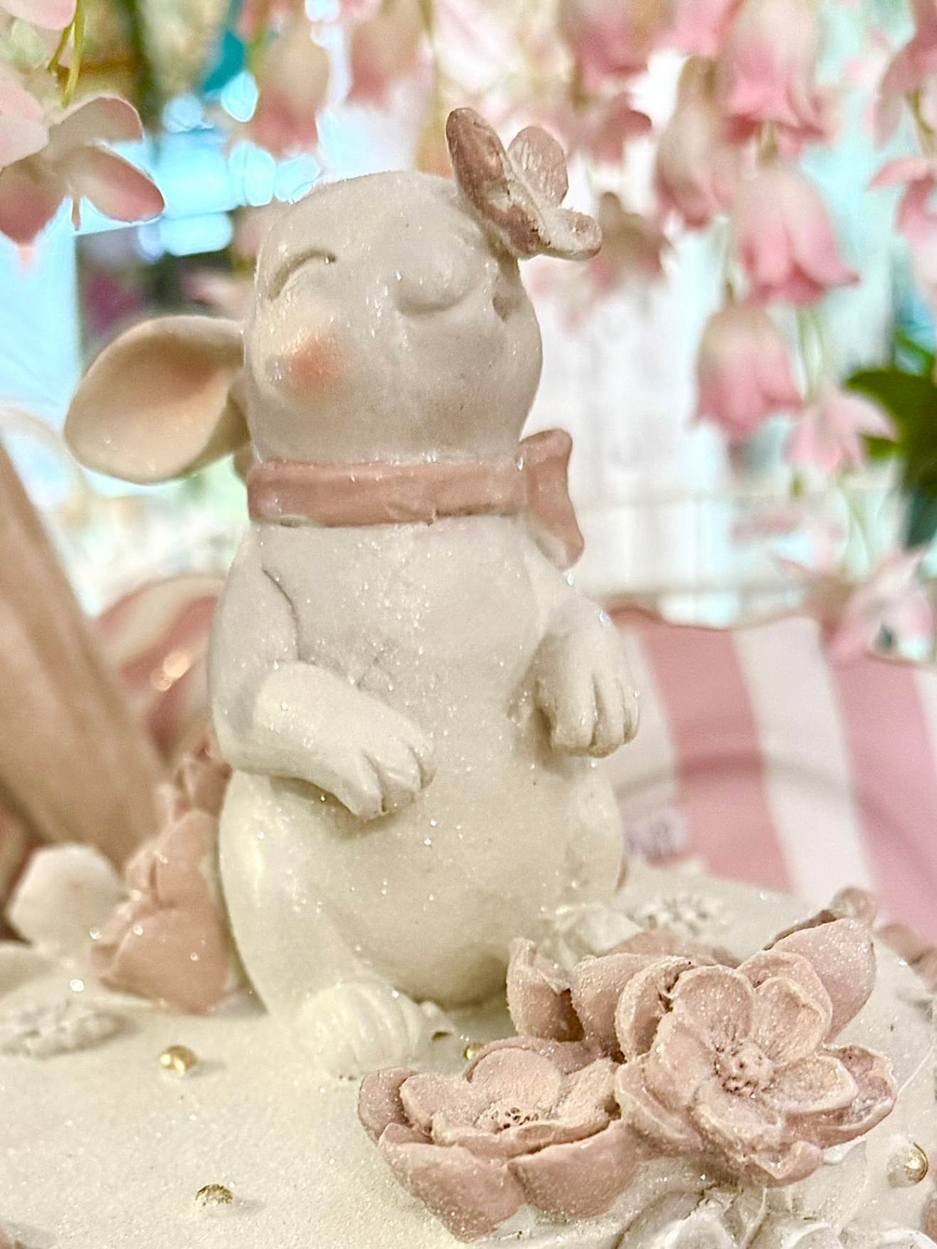 Wedding Easter Cake avec lapin blanc, fleurs roses et socle doré – décoration de Pâques romantique 17,8 x 17,8 x 32 cm
