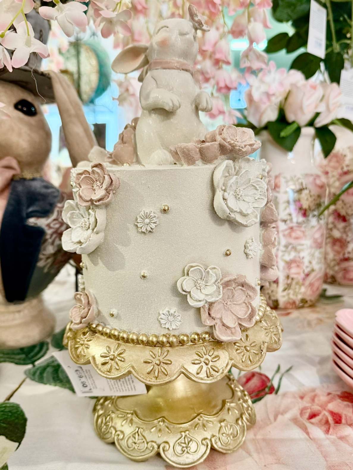 Wedding Easter Cake avec lapin blanc, fleurs roses et socle doré – décoration de Pâques romantique 17,8 x 17,8 x 32 cm