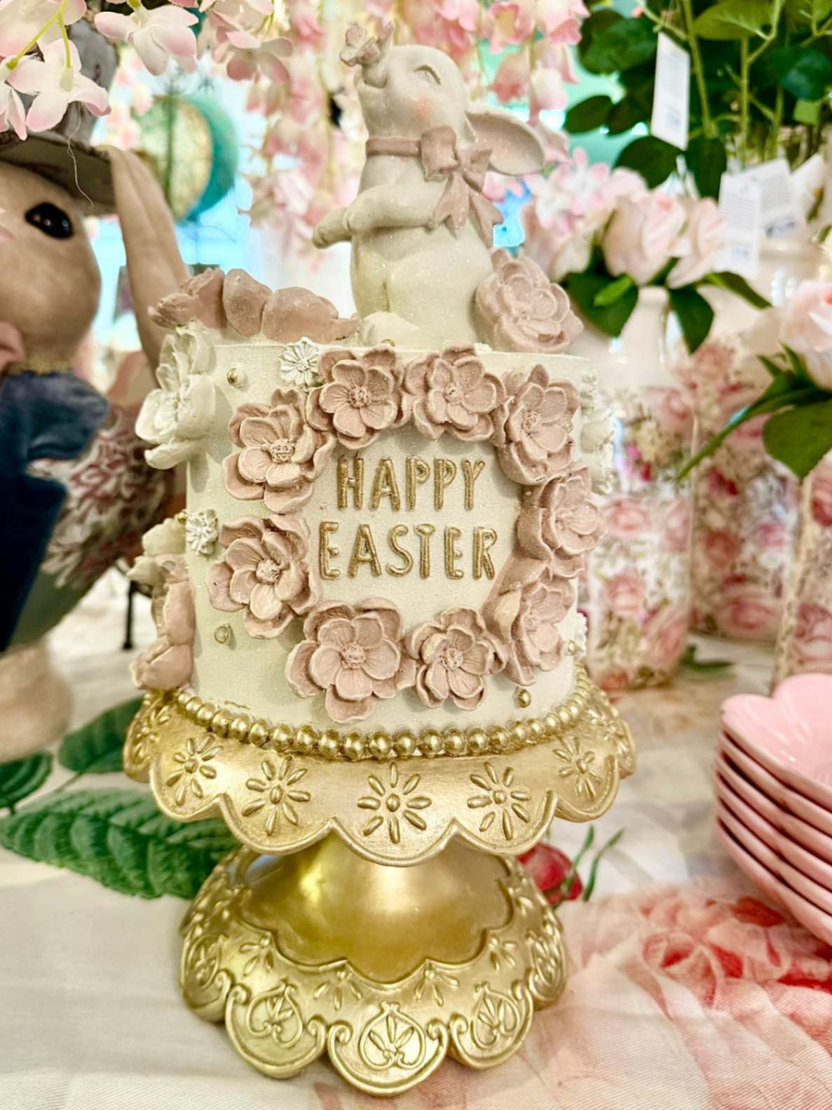 Wedding Easter Cake avec lapin blanc, fleurs roses et socle doré – décoration de Pâques romantique 17,8 x 17,8 x 32 cm