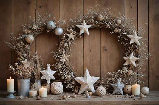 Décorations de Noël artisanales dans un style shabby chic romantique, avec des teintes douces, des rubans et des ornements vintage en dentelle