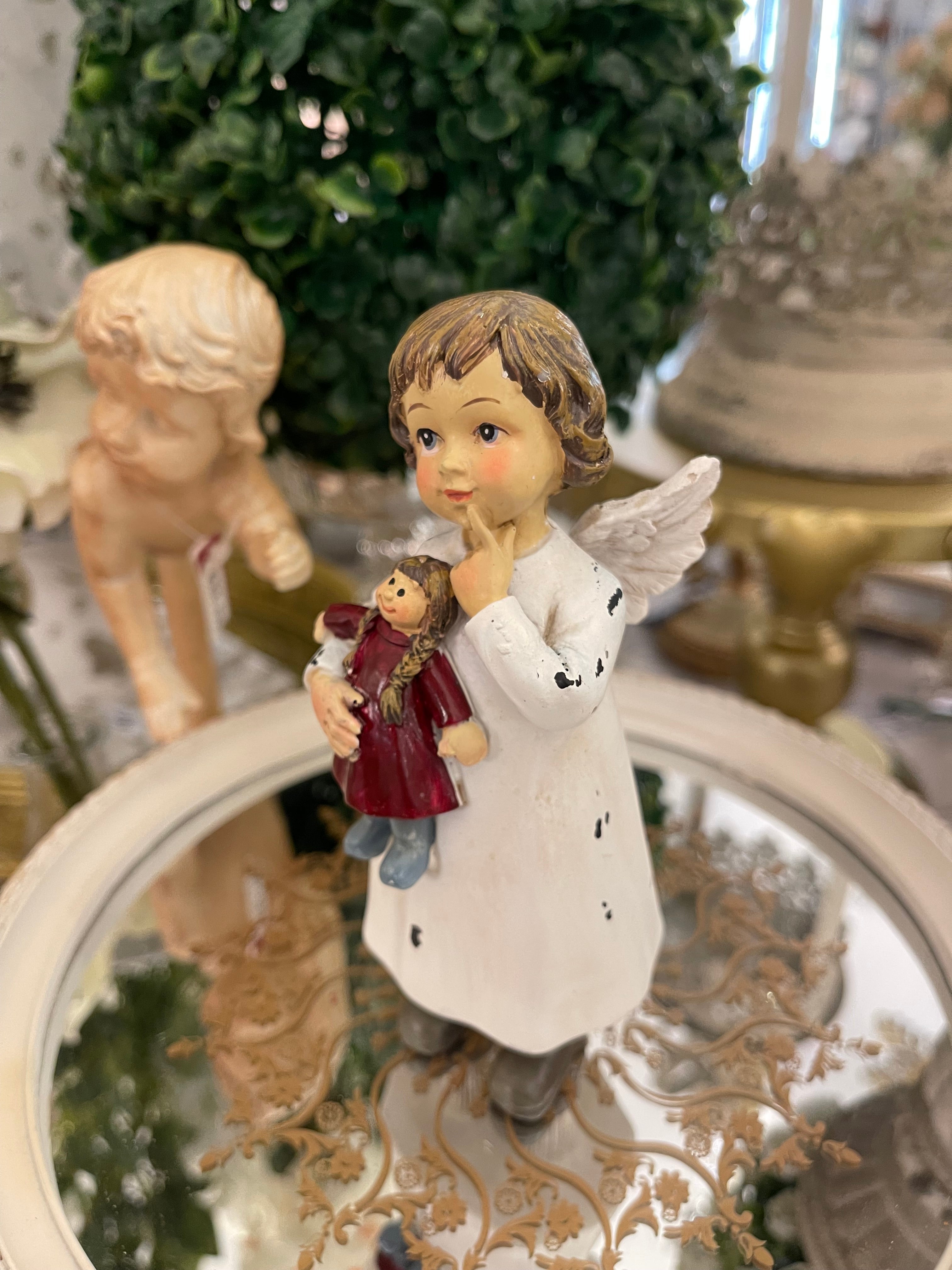 Petit ange à la poupée
