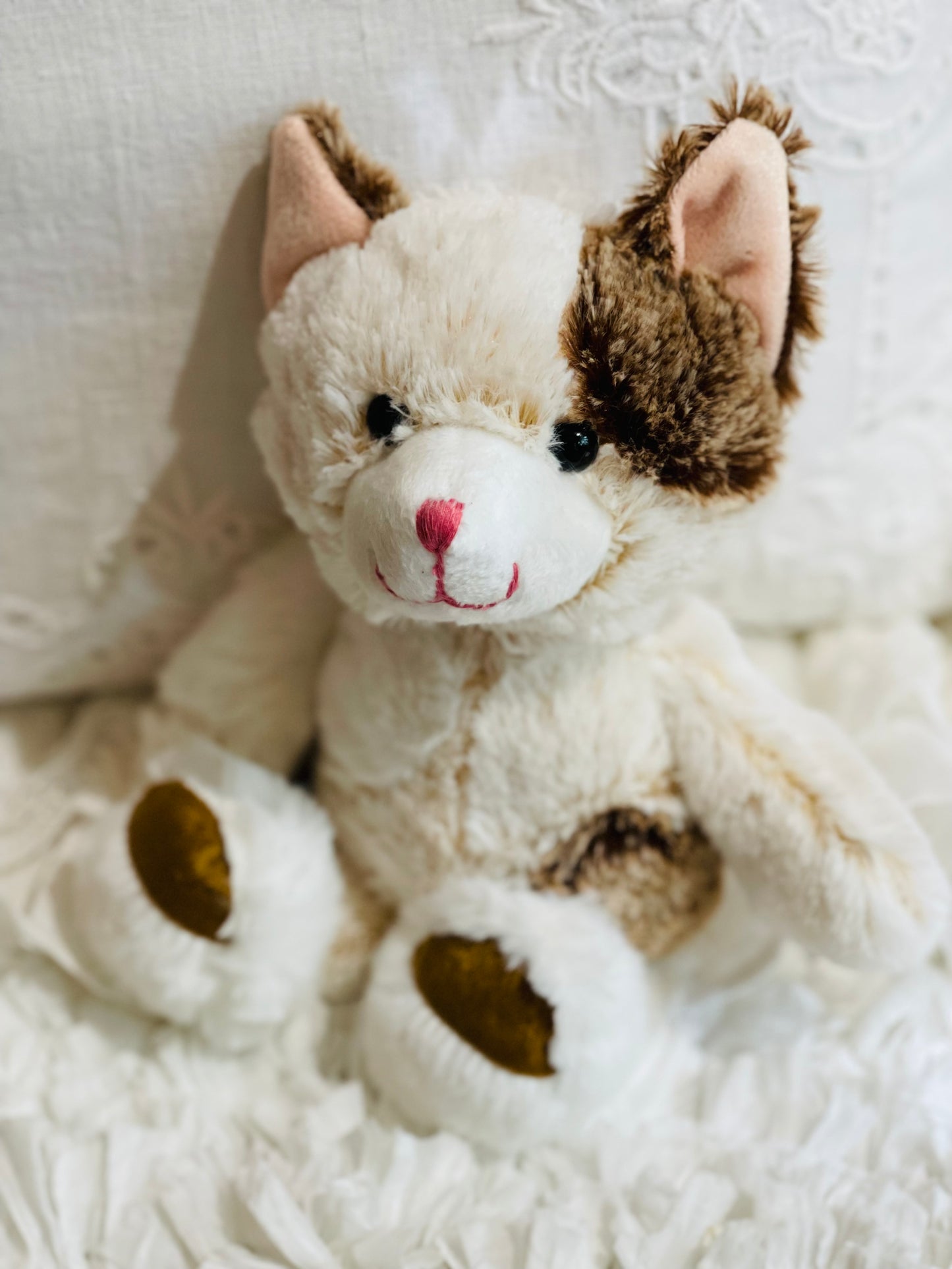 Adorable chaton en peluche