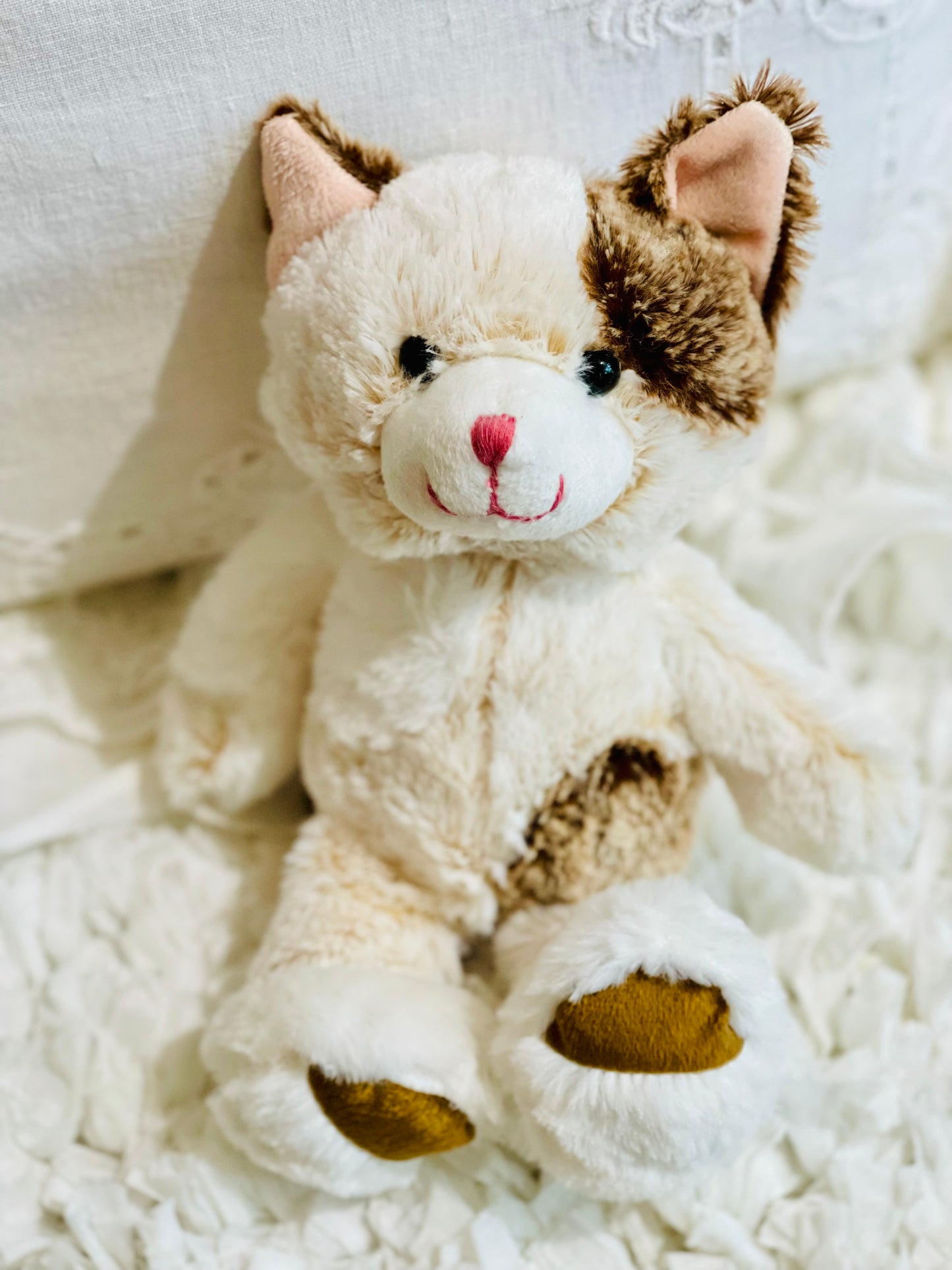 Adorable chaton en peluche