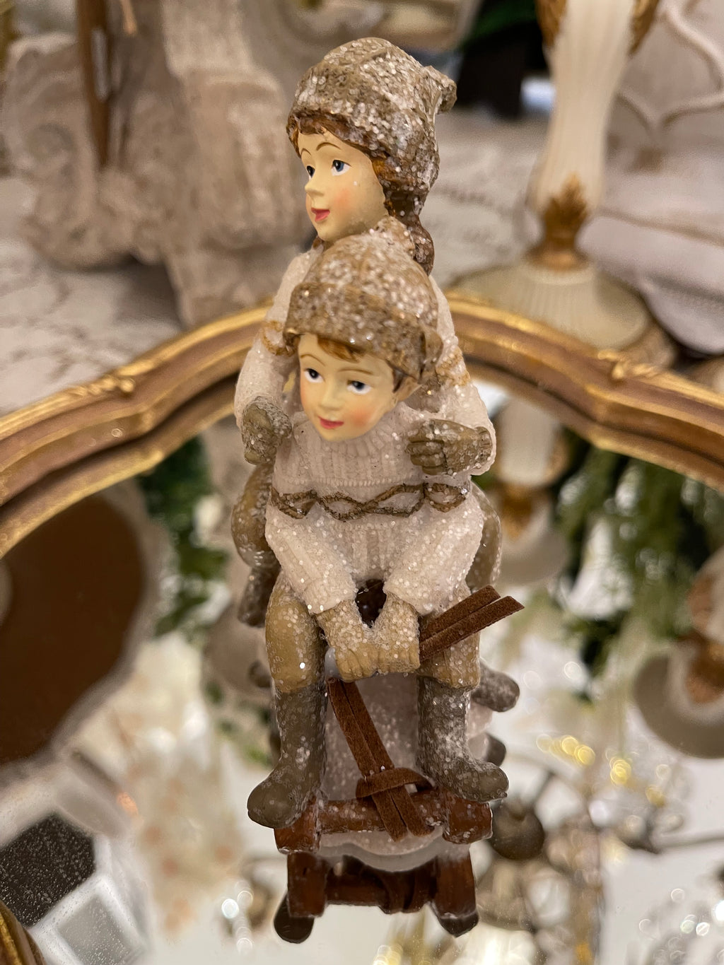 Couple d’Enfants à la Luge Enchantée