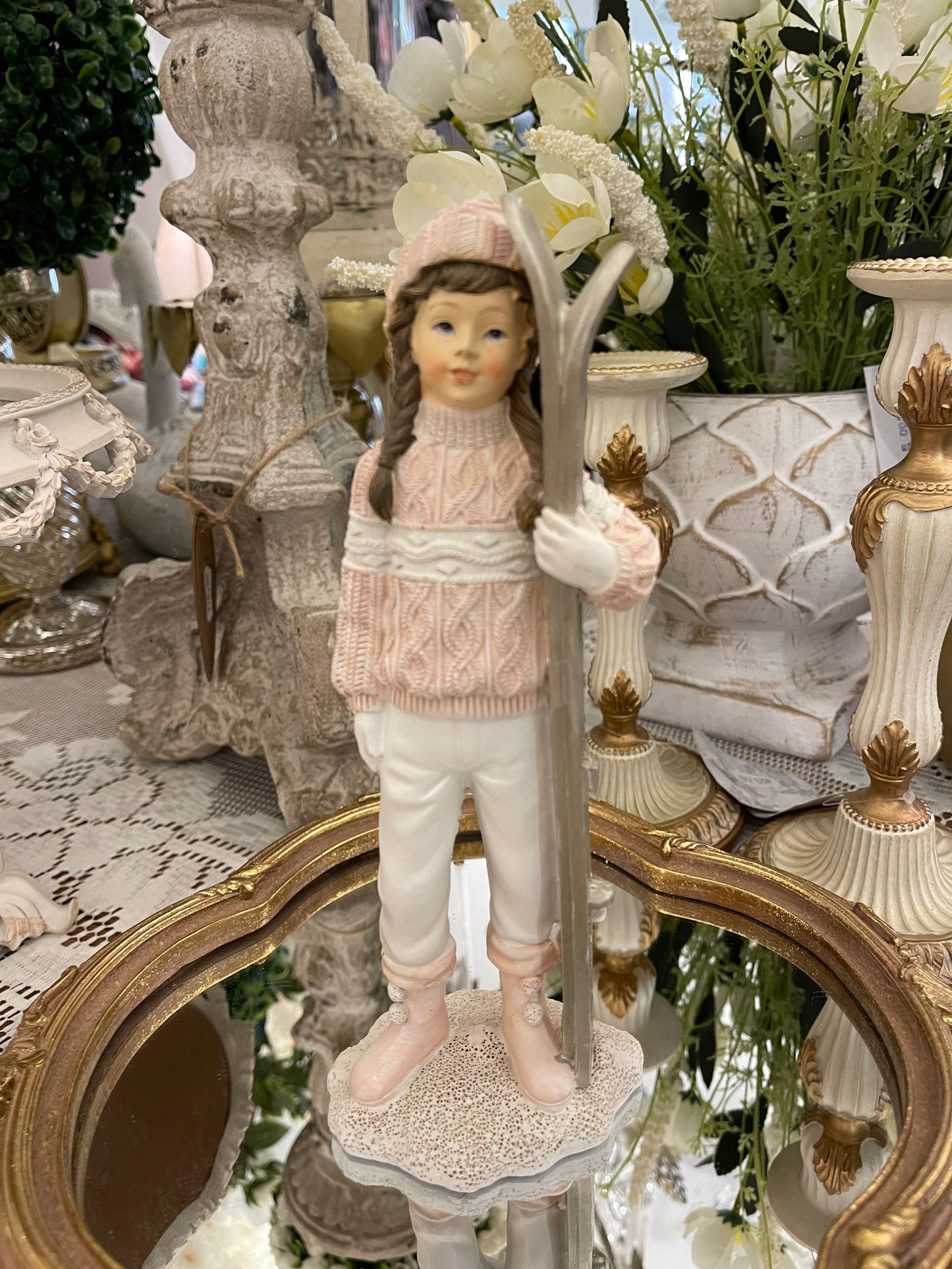 Jeune Fille Shabby aux Skis