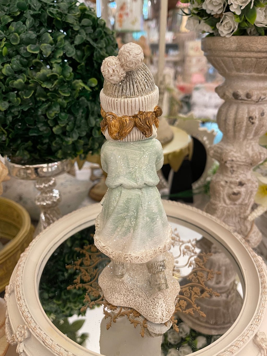 Petite fille aux oiseaux