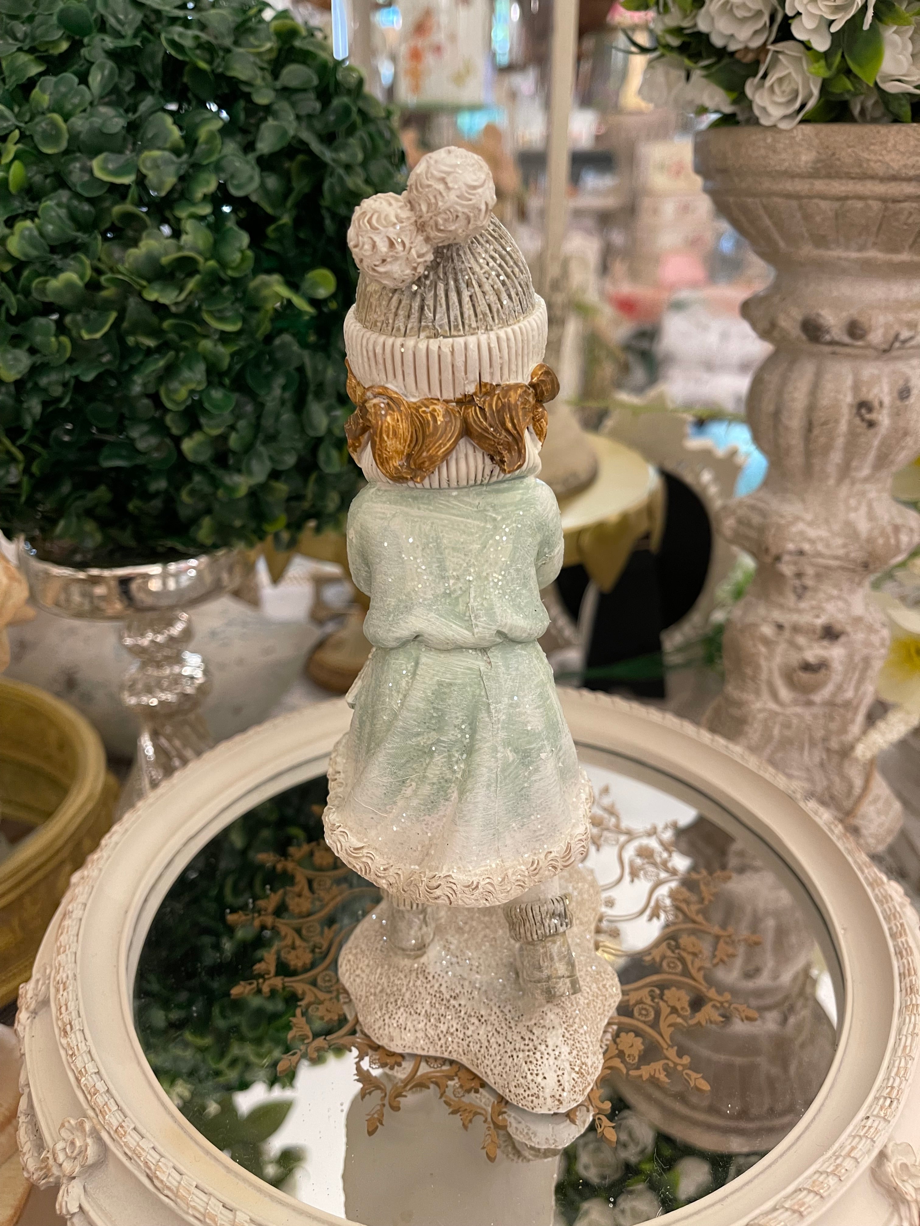 Petite fille aux oiseaux