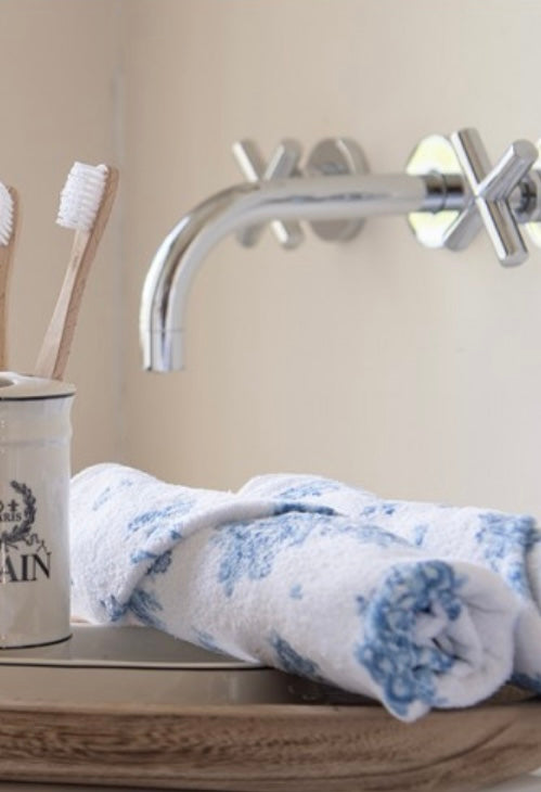 Essuie-mains en coton 40x66 cm motif fleurs bleues, style romantique et shabby chic, textile décoratif parfait pour cuisine ou salle de bain dans une ambiance poétique et élégante