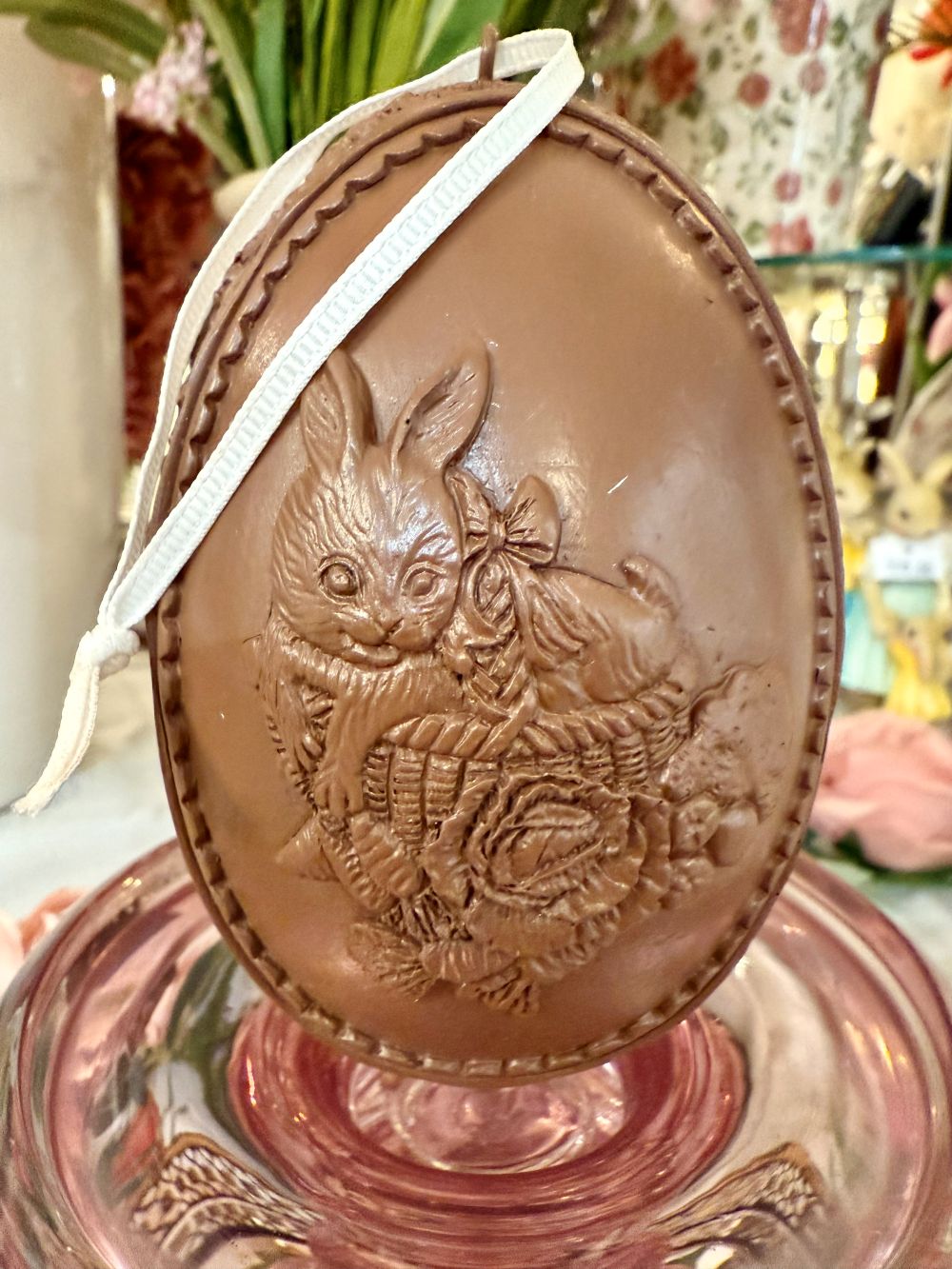 Accessoire de décoration de Pâques avec œuf et lapin, tons doux blanc et pastel, style shabby chic romantique, décoration de charme printanière