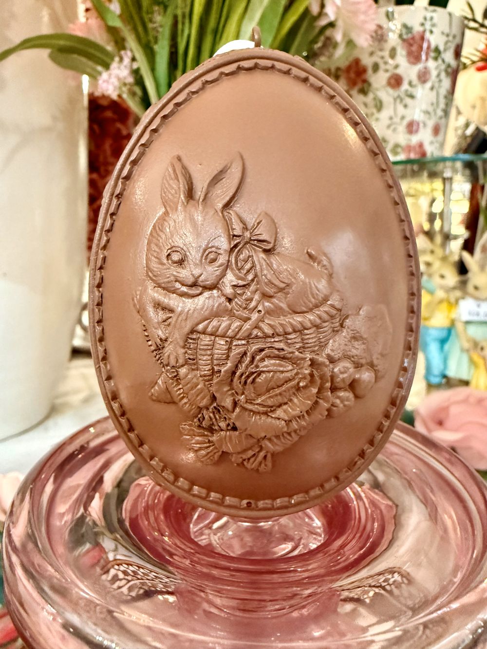 Accessoire de décoration de Pâques avec œuf et lapin, tons doux blanc et pastel, style shabby chic romantique, décoration de charme printanière