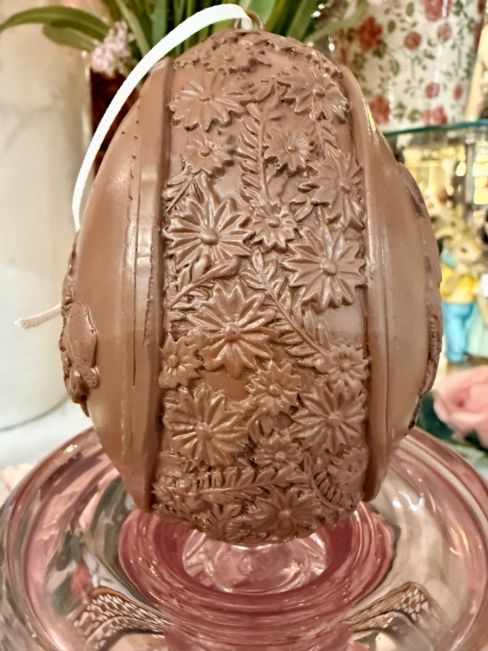 Accessoire de décoration de Pâques avec œuf et lapin, tons doux blanc et pastel, style shabby chic romantique, décoration de charme printanière
