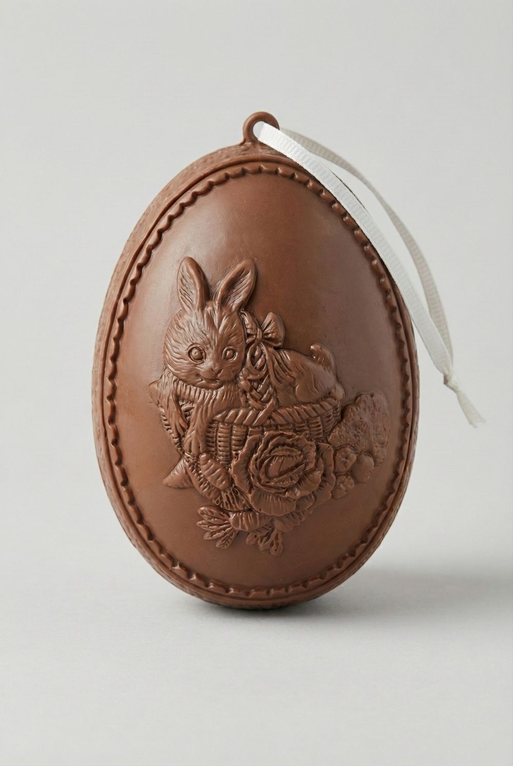 Accessoire de décoration de Pâques avec œuf et lapin, tons doux blanc et pastel, style shabby chic romantique, décoration de charme printanière