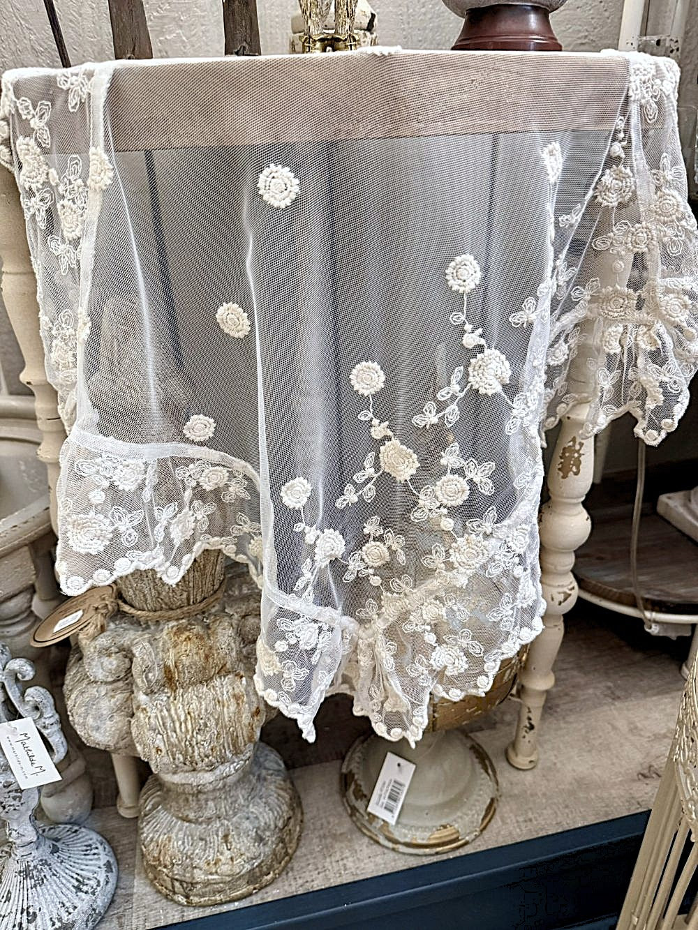 Set de table carré en dentelle blanche à motifs floraux délicats, style shabby chic et romantique, idéal pour une décoration de table élégante et poétique