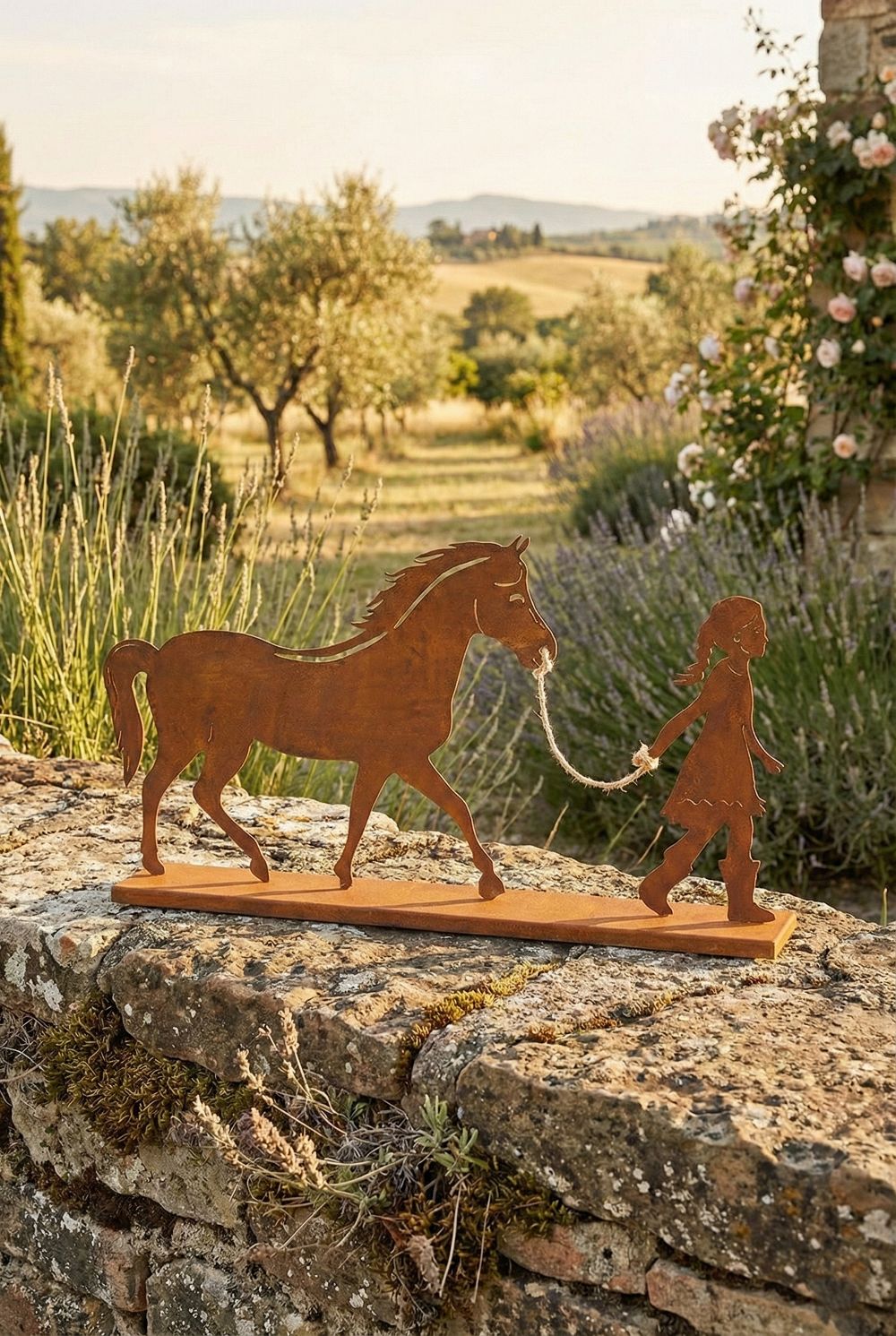 Silhouette décorative en métal rouillé représentant une fillette tenant un cheval, style shabby chic et poétique, pour déco intérieure ou jardin champêtre