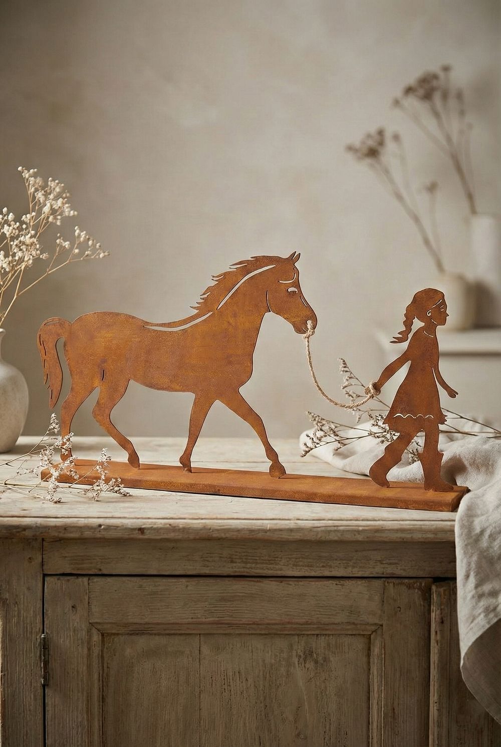 Silhouette décorative en métal rouillé représentant une fillette tenant un cheval, style shabby chic et poétique, pour déco intérieure ou jardin champêtre