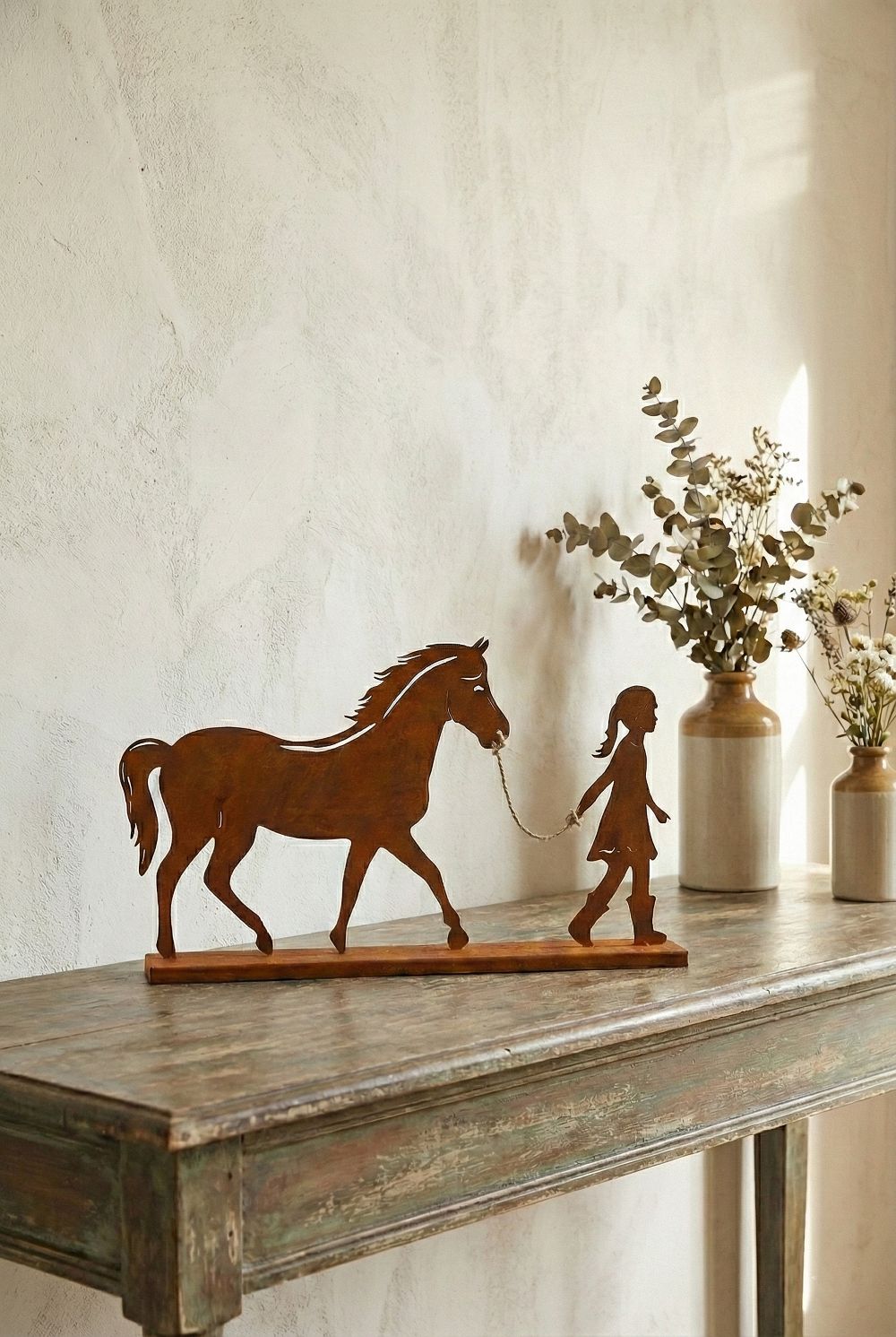 Silhouette décorative en métal rouillé représentant une fillette tenant un cheval, style shabby chic et poétique, pour déco intérieure ou jardin champêtre