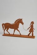 Silhouette décorative en métal rouillé représentant une fillette tenant un cheval, style shabby chic et poétique, pour déco intérieure ou jardin champêtre