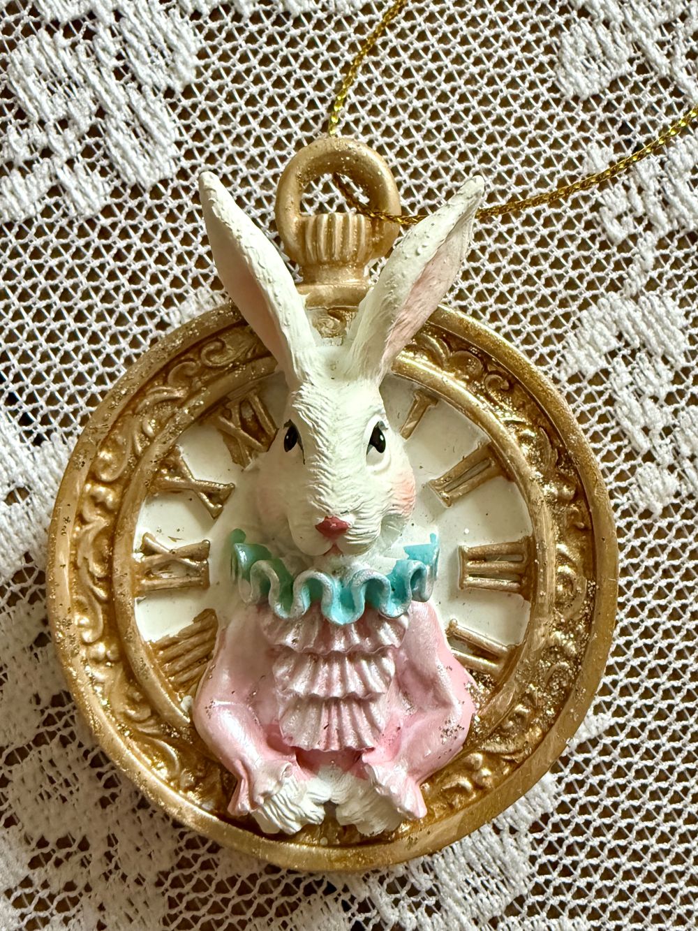 Pendentif décoratif lapin Alice blanc en accessoires de décoration, style shabby chic et féérique, ambiance poétique et romantique