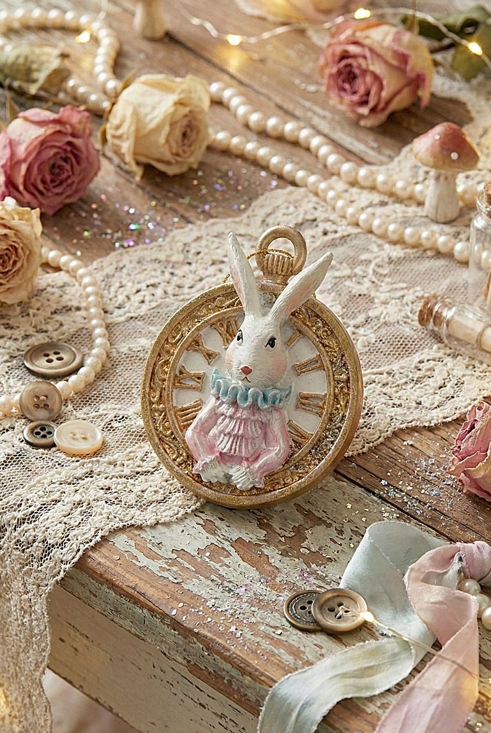 Pendentif décoratif lapin Alice blanc en accessoires de décoration, style shabby chic et féérique, ambiance poétique et romantique