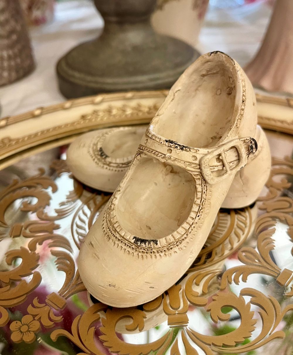 Petits souliers décoratifs d’antan en tonalités douces, accessoires de décoration au style romantique et shabby chic, parfaits pour une ambiance poétique et chaleureuse