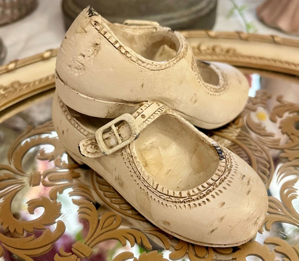 Petits souliers décoratifs d’antan en tonalités douces, accessoires de décoration au style romantique et shabby chic, parfaits pour une ambiance poétique et chaleureuse