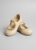 Petits souliers décoratifs d’antan en tonalités douces, accessoires de décoration au style romantique et shabby chic, parfaits pour une ambiance poétique et chaleureuse