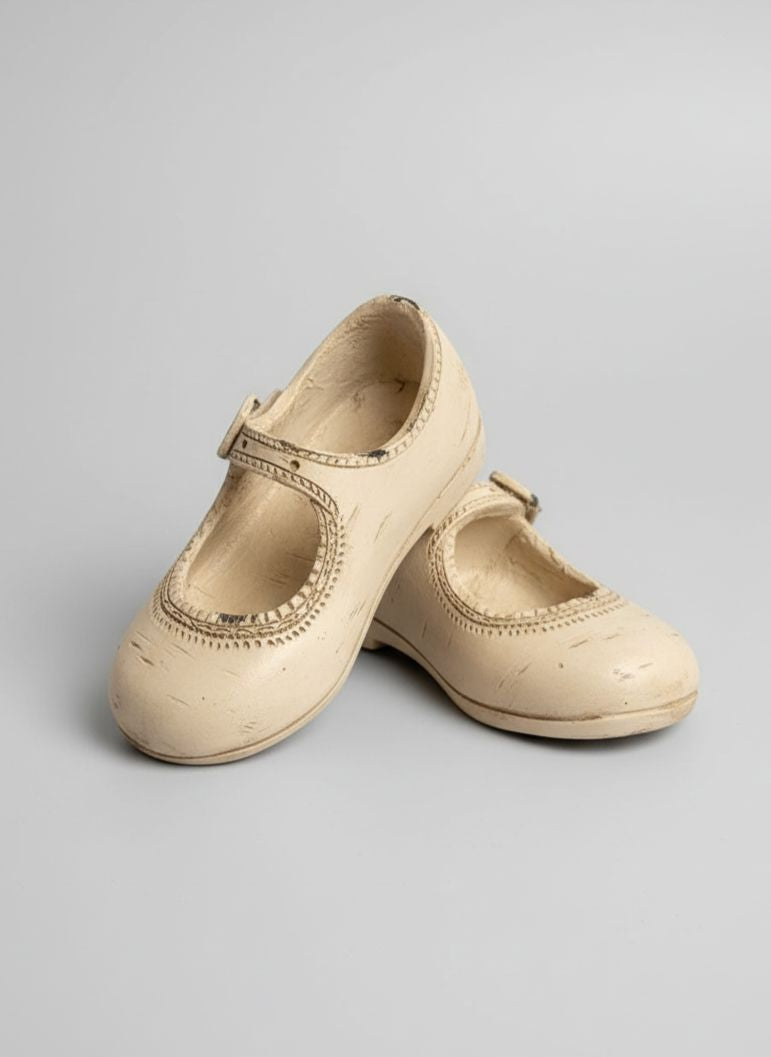 Petits souliers décoratifs d’antan en tonalités douces, accessoires de décoration au style romantique et shabby chic, parfaits pour une ambiance poétique et chaleureuse