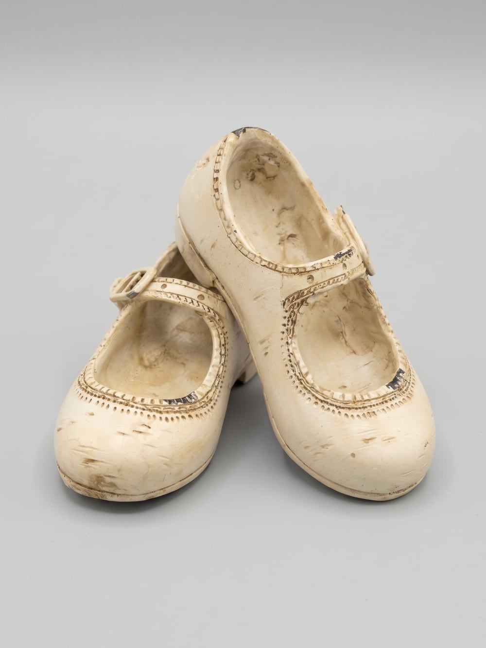 Petits souliers décoratifs d’antan en tonalités douces, accessoires de décoration au style romantique et shabby chic, parfaits pour une ambiance poétique et chaleureuse