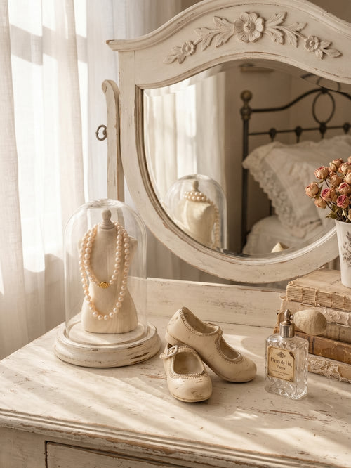 Petits souliers décoratifs d’antan en tonalités douces, accessoires de décoration au style romantique et shabby chic, parfaits pour une ambiance poétique et chaleureuse