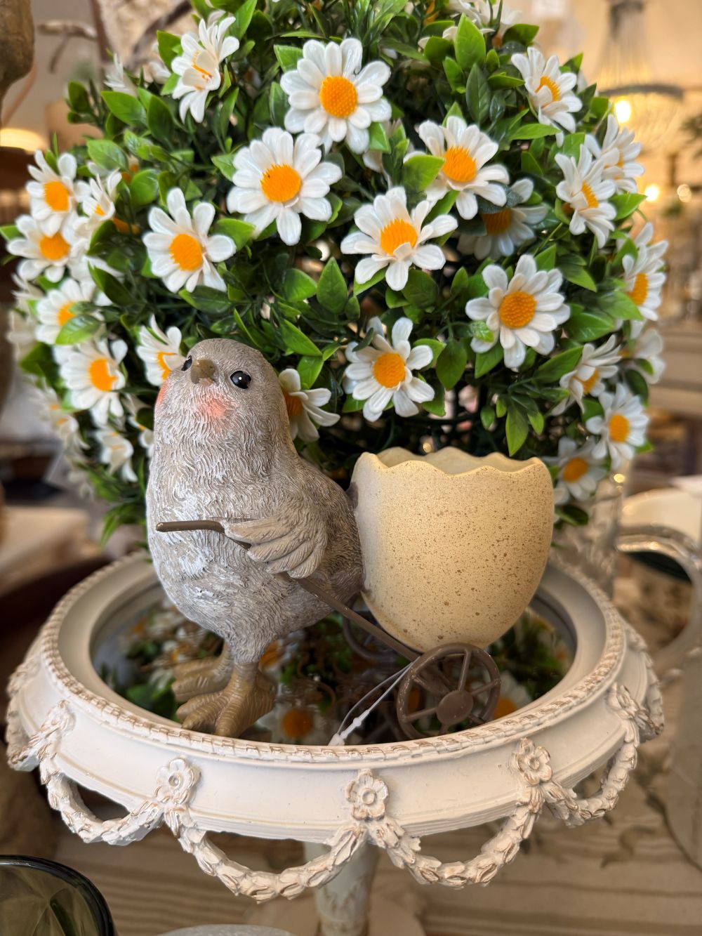 Coquetier de table printanier avec petit poussin tirant une coquille d’œuf style brouette en décoration shabby chic blanc cassé beige gris, accessoire de petit-déjeuner champêtre